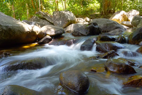 Petites chutes d'eau coulant sur la roche . — Photo