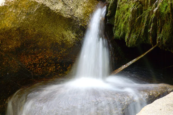 Kleine Wasserfälle, die über den Felsen fließen. — Stockfoto