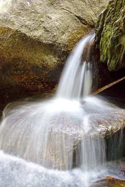 Petites chutes d'eau coulant sur la roche . — Photo