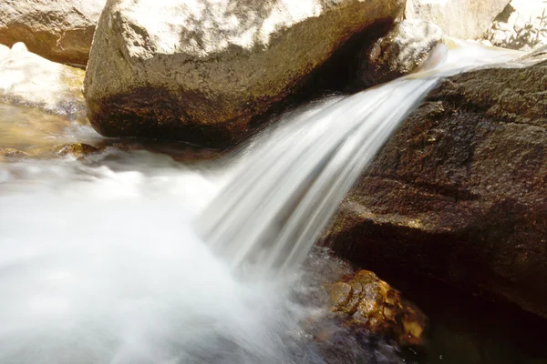 Kleine Wasserfälle, die über den Felsen fließen. — Stockfoto