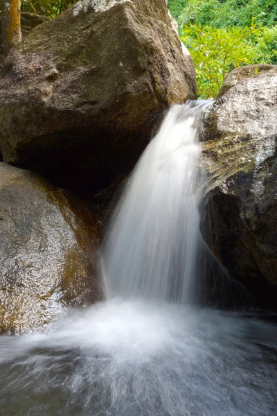 Kleine Wasserfälle, die über den Felsen fließen. — Stockfoto