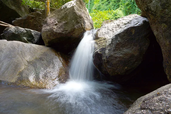 Kleine Wasserfälle, die über den Felsen fließen. — Stockfoto