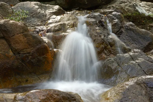 Piccole cascate che scorrono sulla roccia . — Foto Stock