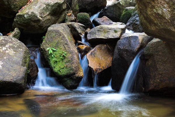 Air terjun kecil mengalir di atas batu . — Stok Foto