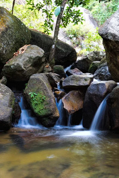 Kleine Wasserfälle, die über den Felsen fließen. — Stockfoto