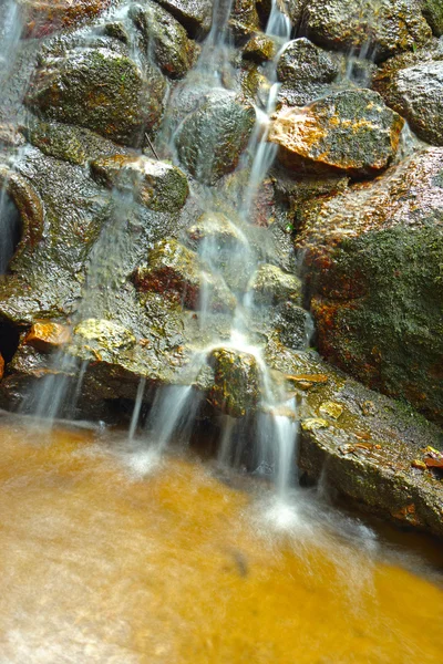Небольшой водопад, протекающий по скале в форе — стоковое фото