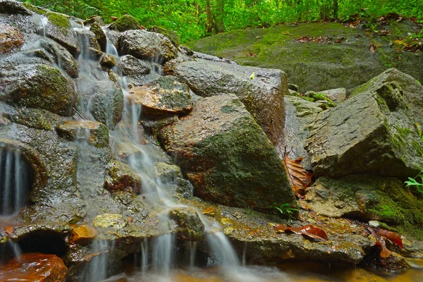 Hermosa de cascada pequeña que fluye sobre la roca en los frentes —  Fotos de Stock