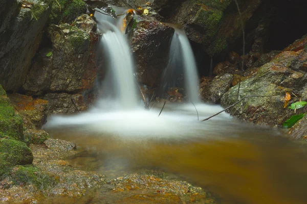 Hermosa de cascada pequeña que fluye sobre la roca en los frentes —  Fotos de Stock