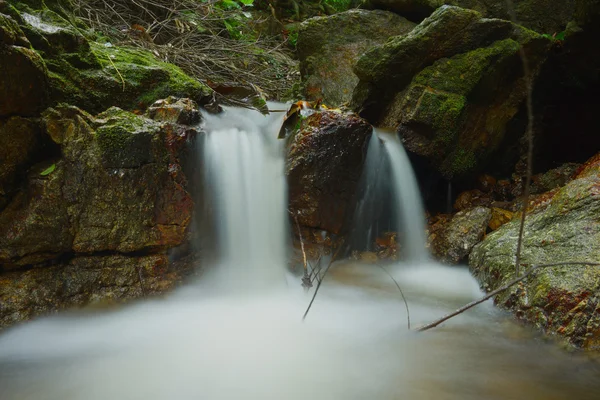 Belle de petite cascade qui coule sur la roche à la fourche — Photo