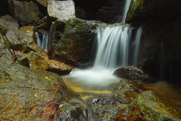 Belle de petite cascade qui coule sur la roche à la fourche — Photo