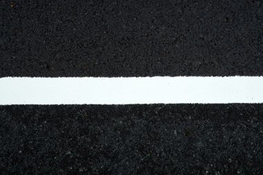 Beyaz trafik çizgiler yolda.