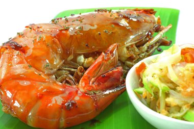 büyük tatlı karides bal ve mango salatası ile.