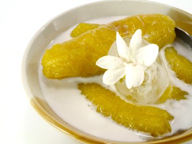 muz pişmiş şurubu ve Hindistan cevizi sütü.