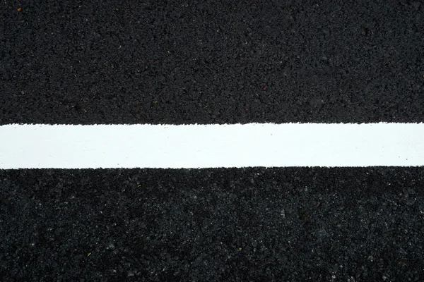 Bílá jízdní pruhy na silnici. — Stock fotografie