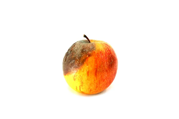 Der Apfel beginnt isoliert auf weißem Hintergrund zu faulen. — Stockfoto