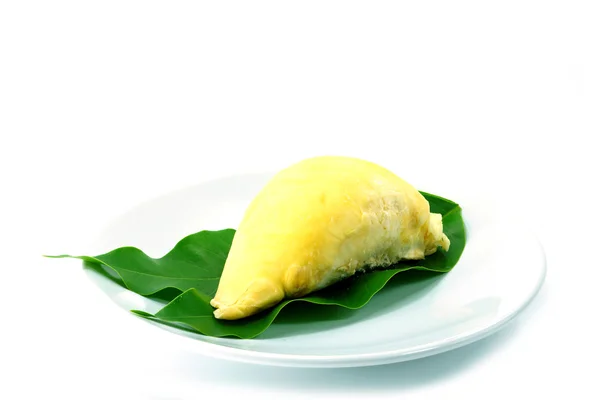 Durian maso na bílém pozadí, deska izolovaná. — Stock fotografie