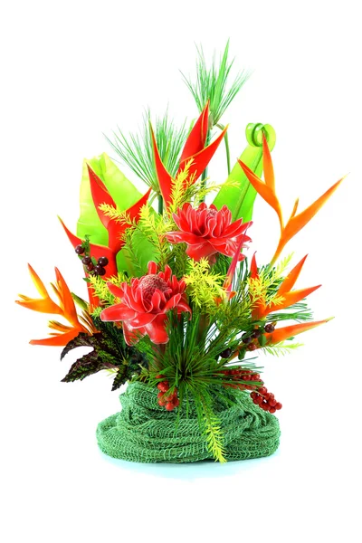 Arreglo floral con flores tropicales . — Foto de Stock