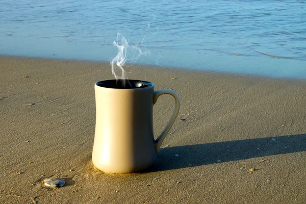 Kaffe på stranden i morgonljuset och soluppgång. — Stockfoto
