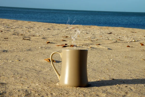 在清晨的阳光和日出海滩的咖啡. — 图库照片