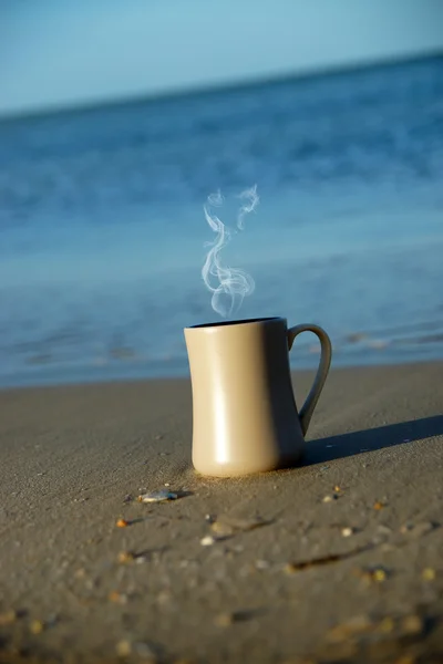 아침 빛에 선라이즈 비치에 커피. — 스톡 사진