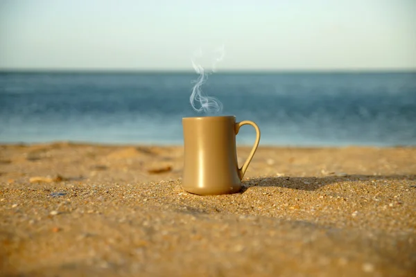 Coffee at the beach in the morning light and sunrise. — Stock Photo, Image