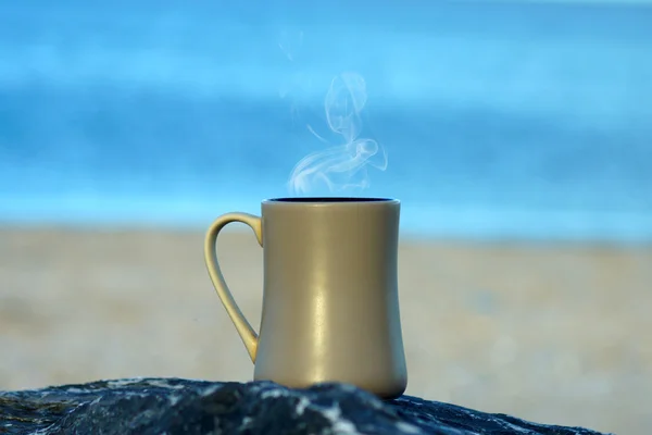 Coffee at the beach in the morning light and sunrise. — Stock Photo, Image