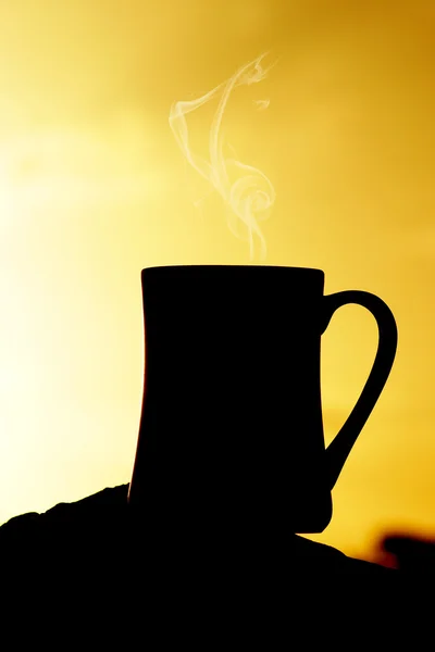 Silhouettes on sunrise coffee at the beach in the morning. — Stock Photo, Image