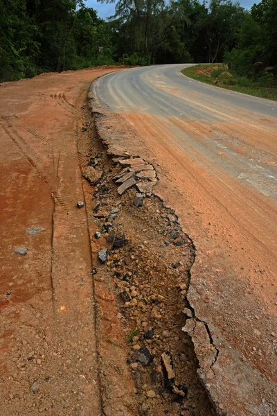 La route commence à s'effondrer . — Photo