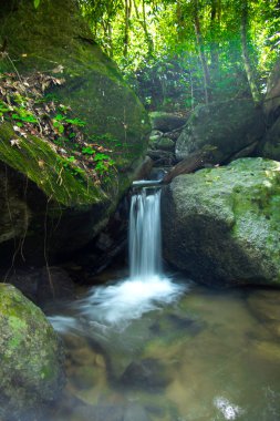 küçük şelale ve kayalar, Tayland