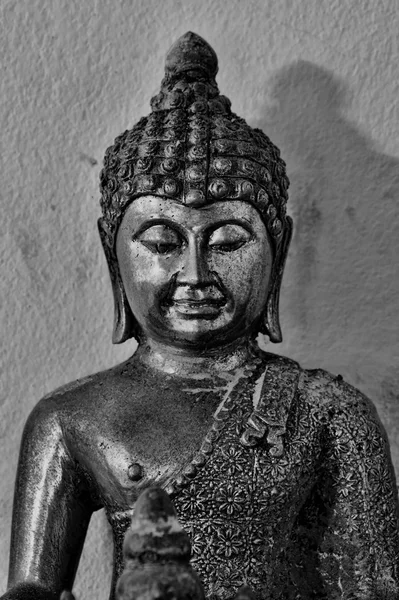 Oude Boeddha gezicht. — Stockfoto