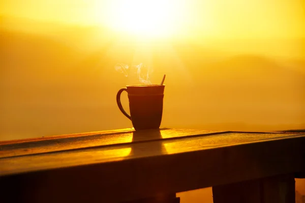 Silhouettes on sunrise morning coffee. — Stock Photo, Image