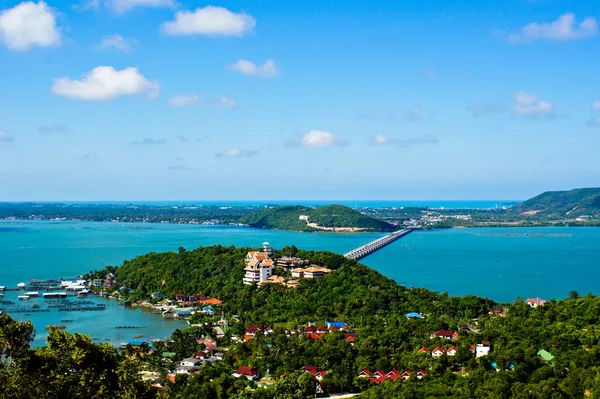 Montagnes et rochers aux couleurs vives du ciel. À Songkhla, Tha — Photo