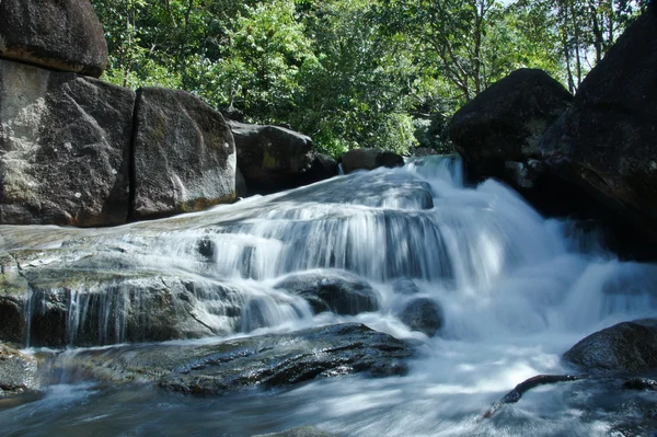 Маленький водопад и скалы, Таиланд — стоковое фото
