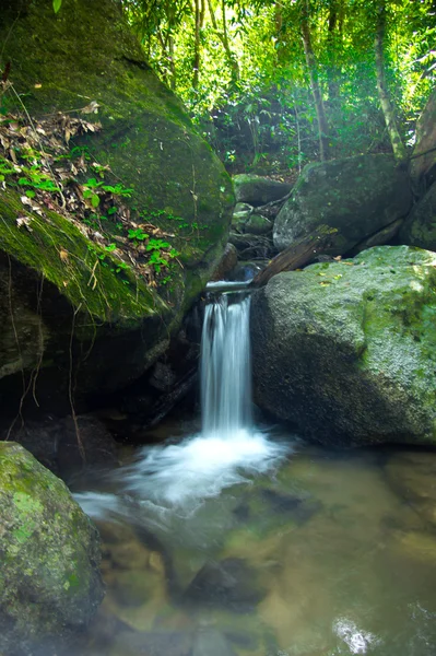 Küçük şelale ve kayalar, Tayland — Stok fotoğraf