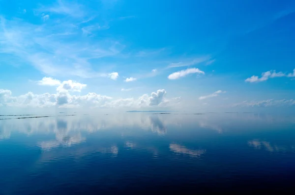 Mrak nad jezerem v songkla lake, Thajsko. — Stock fotografie