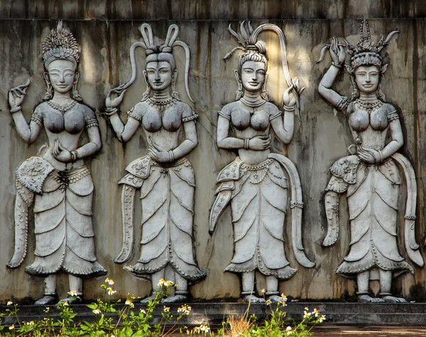 Statua angelo nel tempio Thailandia, luogo pubblico . — Foto Stock