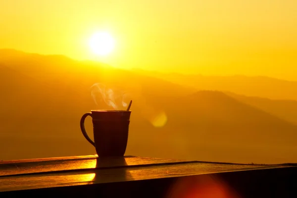 Silhouetten op koffie in de ochtend zonsopgang. — Stockfoto