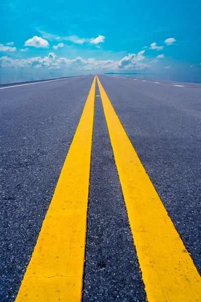 Camino vacío hacia el cielo . — Foto de Stock