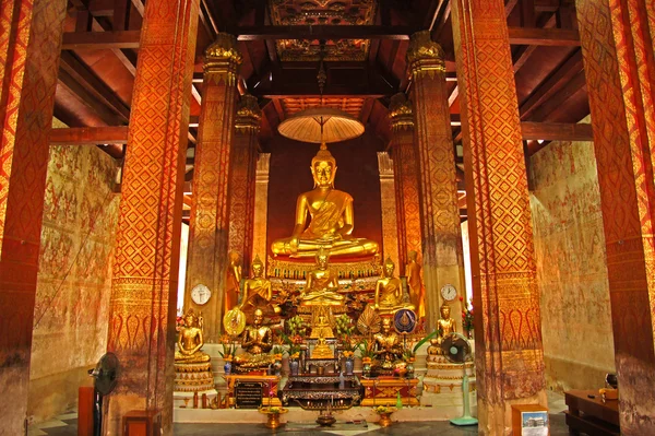 Gouden boeddha in Thaise tempel — Stockfoto