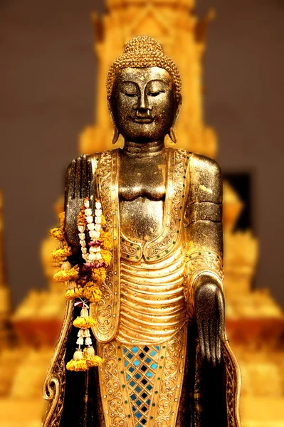 Buddha de oro en el templo tailandés —  Fotos de Stock