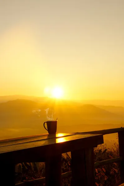 Silhouetten beim Morgenkaffee bei Sonnenaufgang. Stockbild