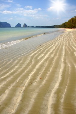 dalga kalıpları darbe kum plaj.