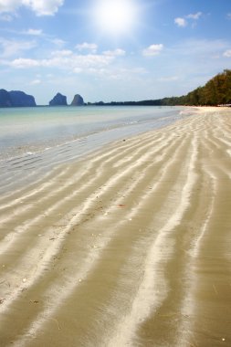 dalga kalıpları darbe kum plaj.