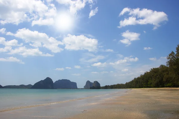 Sable, mer et ciel à Pak Meng Beach, province de Trang, Thaïlande . — Photo