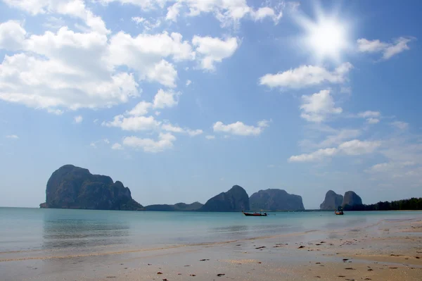 Sanden, havet och himlen vid pak meng beach, trang provinsen, thailand. — Stockfoto
