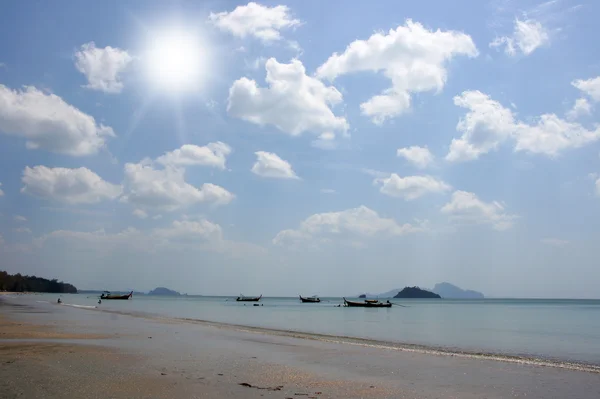 Kum, deniz ve gökyüzü pak meng beach, trang Eyaleti, Tayland. — Stok fotoğraf