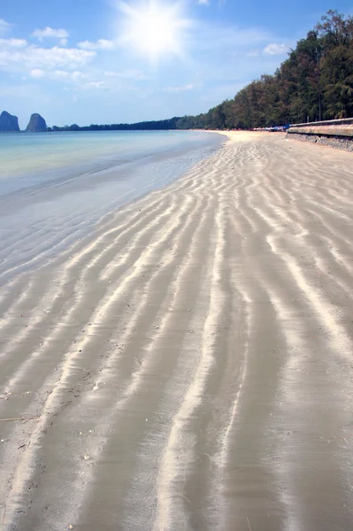 Les modèles de vagues soufflent du sable sur la plage . — Photo