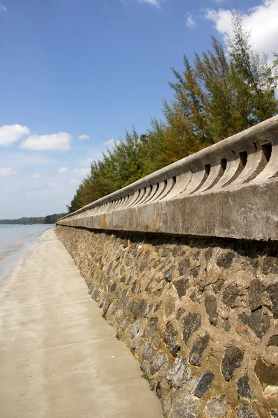 Tsunamin väggarna på pak meng beach, trang provinsen, thailand. — Stockfoto