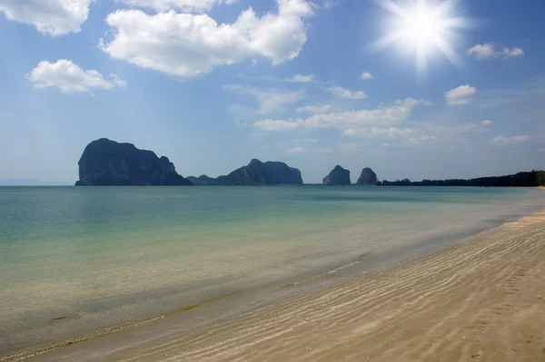 Sand, Meer und Himmel am Strand von Pak Meng, Provinz Trang, Thailand. — Stockfoto