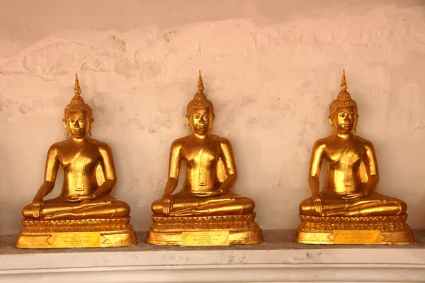 Guldbuddha i buddisttemplet — Stockfoto